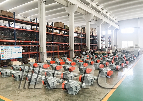 不懼酷暑，不畏風雨，擼起袖子加油干！